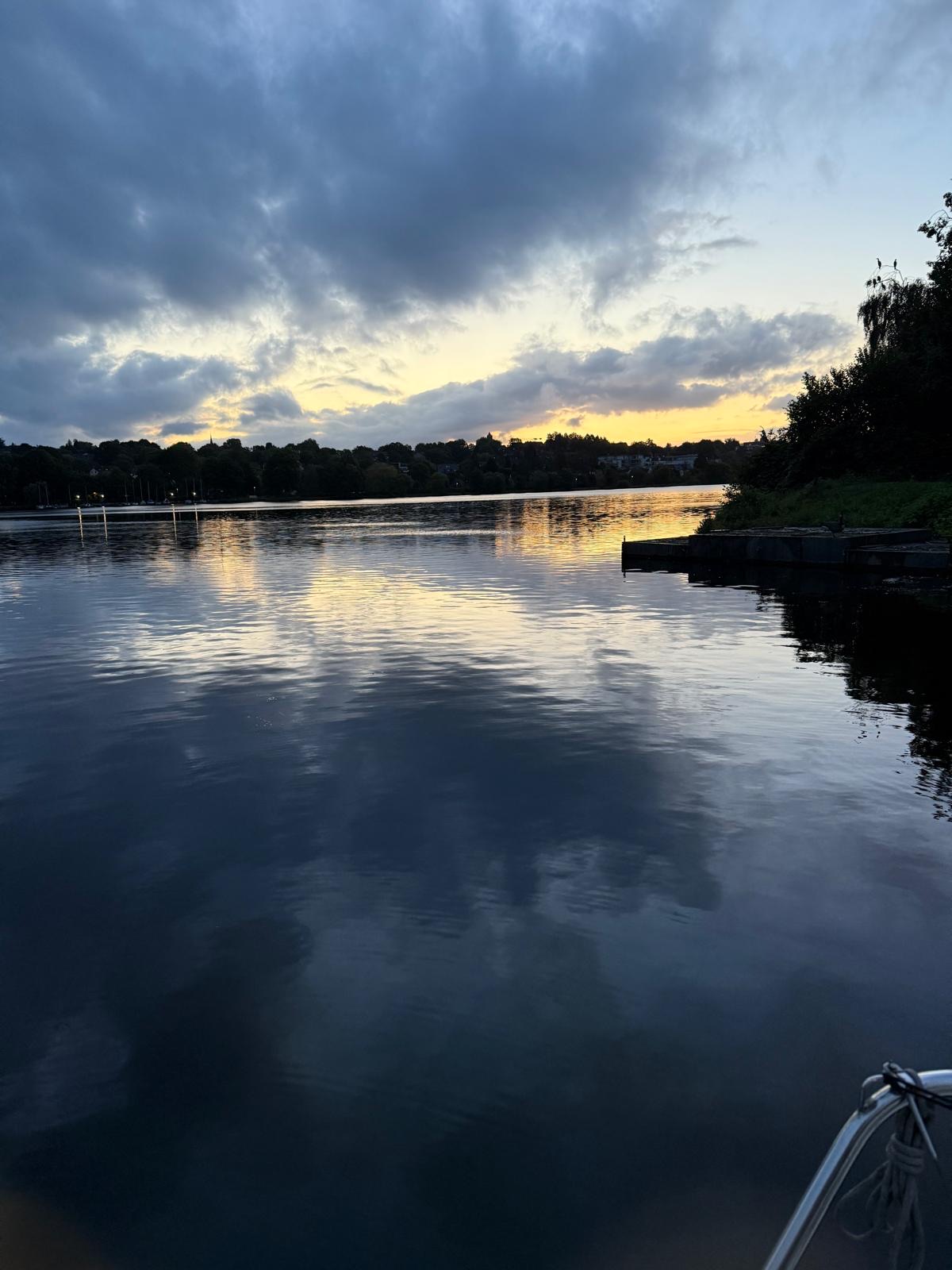 Blick vom Boot über den Baldeneysee zum Hafen des EFKV