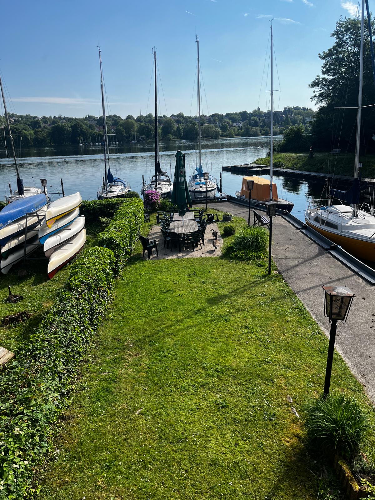 Terrasse am Vereinsheim des EFKV mit Blick über den Baldeneysee