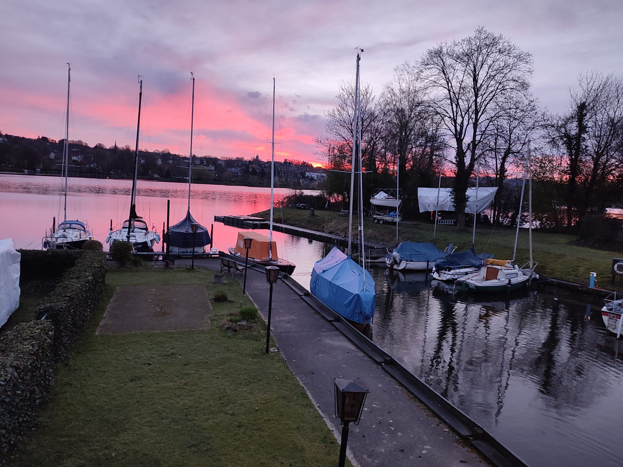 Abendrot über dem Hafen des EFKV am Baldeneysee